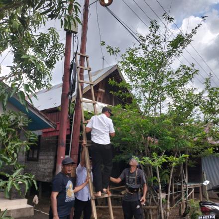 Pemasangan Lampu Untuk Penerangan Jalan Desa Bawahan Seberang